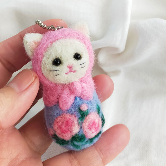 □受注制作 猫マトリョーシカの羊毛マスコット(白猫・ローズ)・羊毛