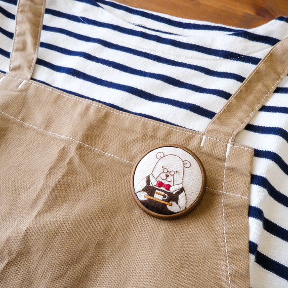 カフェのマスターの刺しゅうブローチ（おまちどおさま） 2枚目の画像