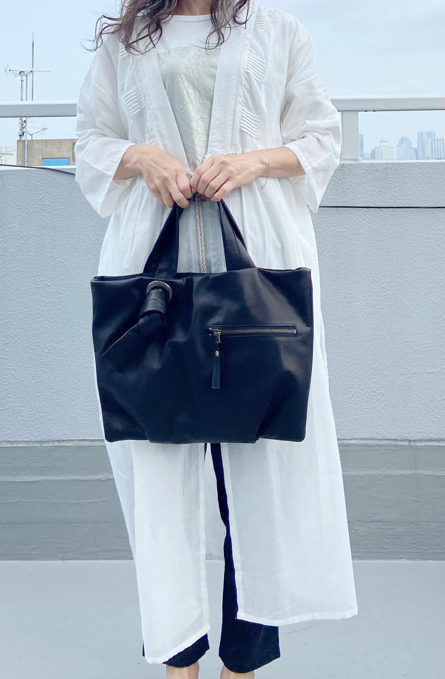 [一番人気]馬革＊コンパクトA4トートバッグ★ブラック＊ソフト＊軽量＊A4収納可＊オプションにて名入れ・斜めがけ