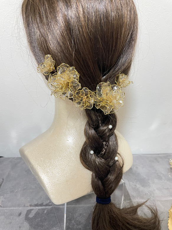 お花のヘアアクセサリー　５輪　～ゴールドラメ～ ディップアート 1枚目の画像