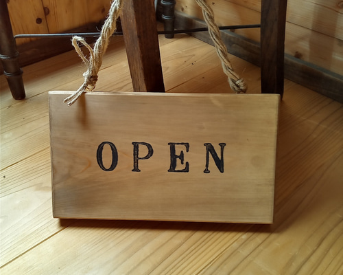 木製看板　オーダー看板　天然木　ハンドメイド　送料無料　贈答品プレゼント開店祝い オーダー看板製作 50cm幅】クラシック木製看板 / 自然塗装 表札