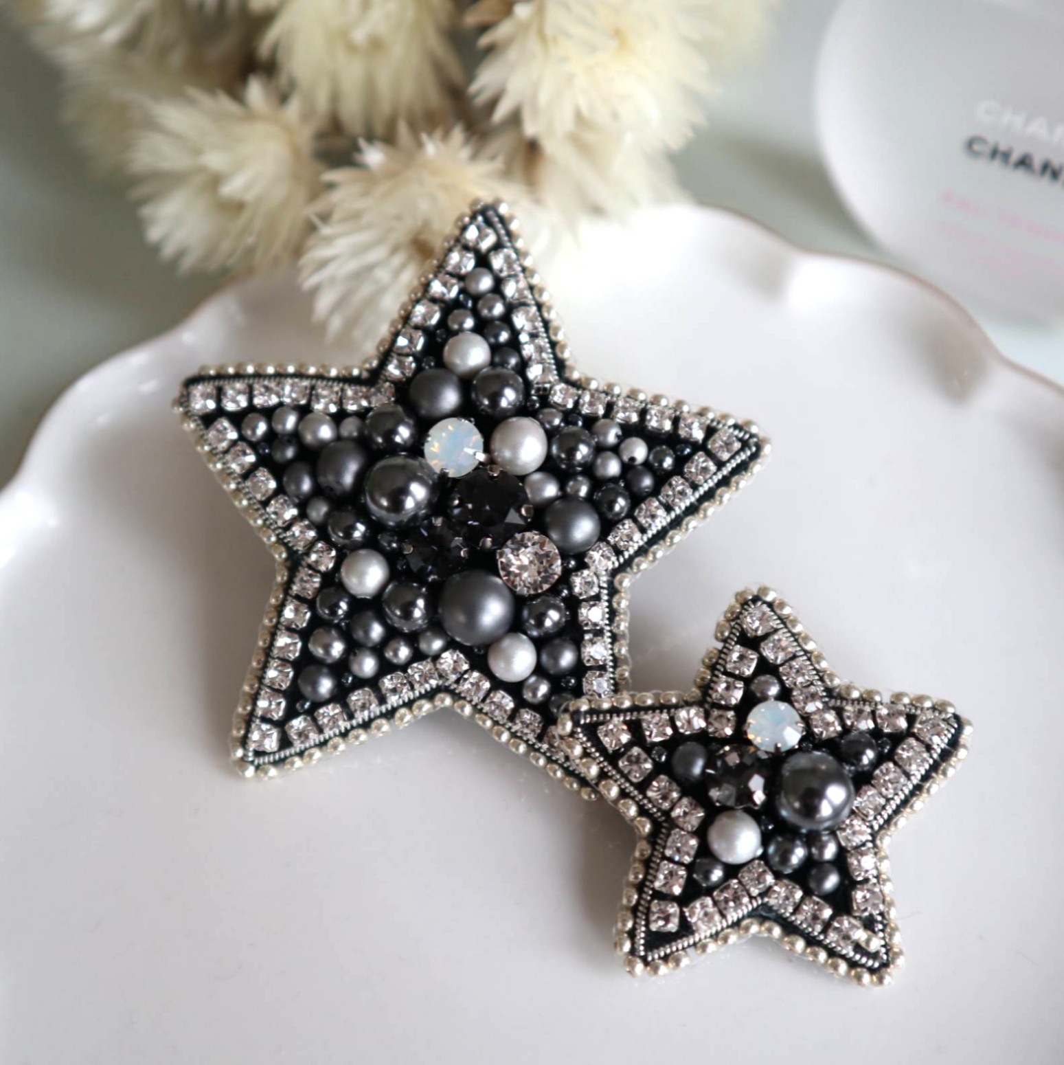 セットで重ね付け☆星のビーズ刺繍ブローチ