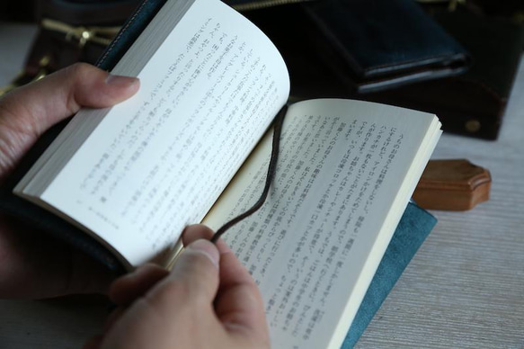 ブックカバー 文庫本サイズ　ペトロリオ（青緑）【イタリアンレザー プエブロ】 7枚目の画像
