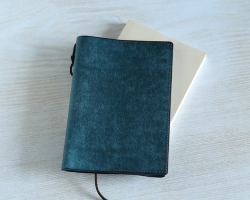 127  オリーブ　ハンドメイド　ブックカバー　文庫本サイズ　栞付き 切込み栞つき】ブックカバー【文庫用】【素ヌメ革】 日本製