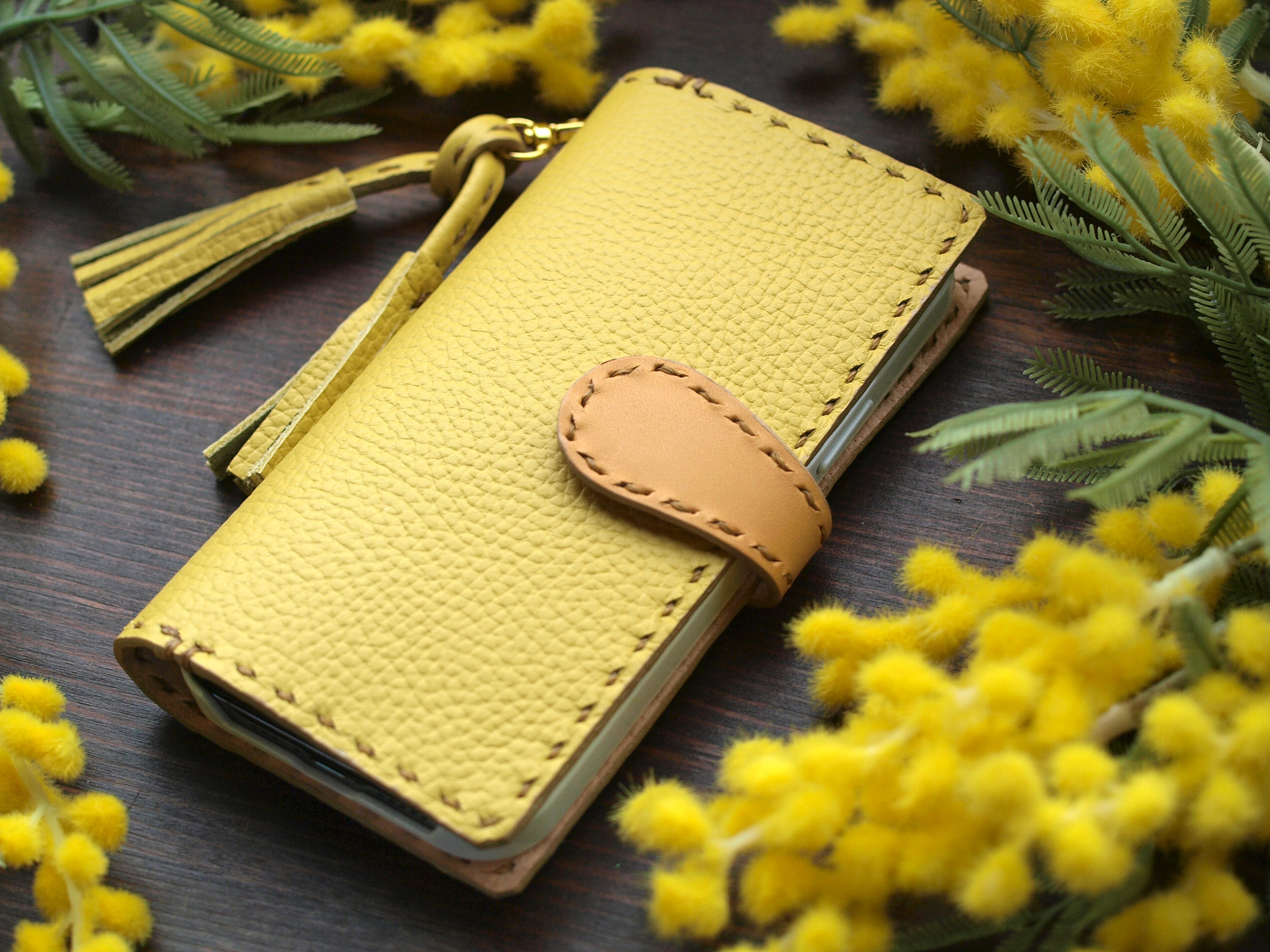 柔らかミモザ　ライトイエロー【iphone全機種対応】革レザー手帳型ケースiPhone1７シリーズ対応