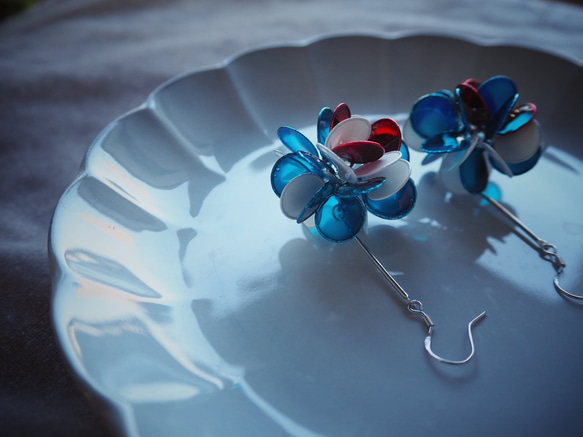 富士．藍紅 花朵貼耳式樹脂耳環 第4張的照片
