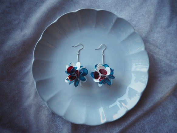 富士．藍紅 花朵貼耳式樹脂耳環 第1張的照片