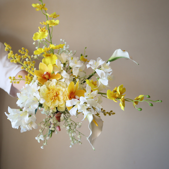 淡いイエローホワイトの胡蝶蘭やカラーリリィの動きのあるクラッチブーケ♡ ウェディングブーケ アーティフィシャルフラワー 5枚目の画像
