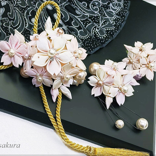 ⚜ 正絹 帯留め 帯飾り 白い桜つまみ細工 / 箱入【オーダー単品