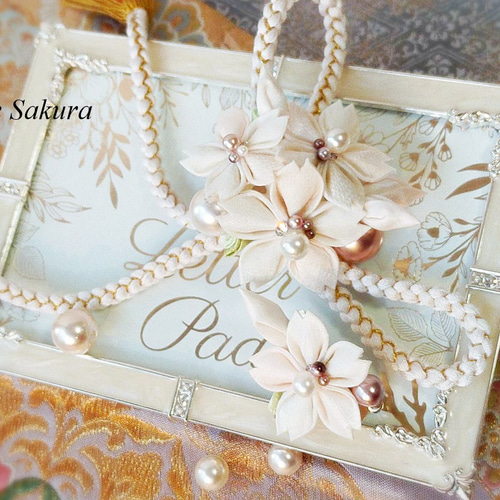 ⚜ 正絹 帯留め 帯飾り 白い桜つまみ細工 / 箱入【オーダー単品