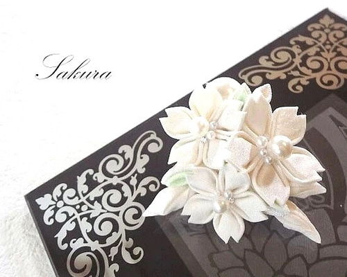 ⚜ 正絹 帯留め 帯飾り 白い桜つまみ細工 / 箱入【オーダー単品