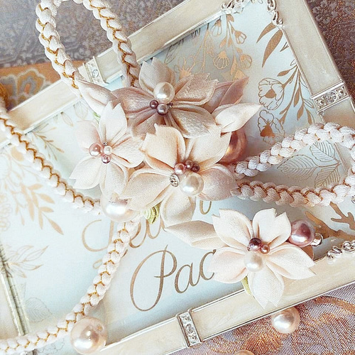 ⚜ 正絹 帯留め 帯飾り 白い桜つまみ細工 / 箱入【オーダー単品