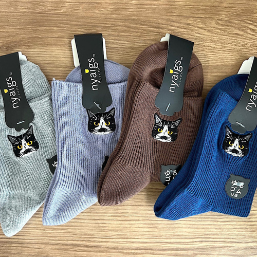 毛並みまで感じるリアル猫さん刺繍の靴下| タキシード猫 サスケ 靴下