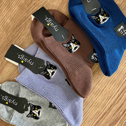 毛並みまで感じるリアル猫さん刺繍の靴下| タキシード猫 サスケ 靴下