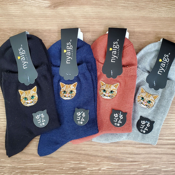 繡有真貓圖案的“TORA”襪子，甚至感覺像是它們的毛皮，現在有靛藍色可供選擇♡ 第1張的照片