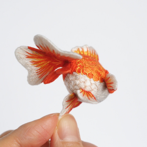 立体刺繍オブジェ】手毬金魚 リュウキンモデル「紅-beni