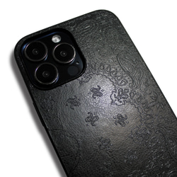 【iPhone16pro/15/14/13/13mini/12~】特殊エンボス加工レザーケースカバーペイズリー×ブラック 3枚目の画像