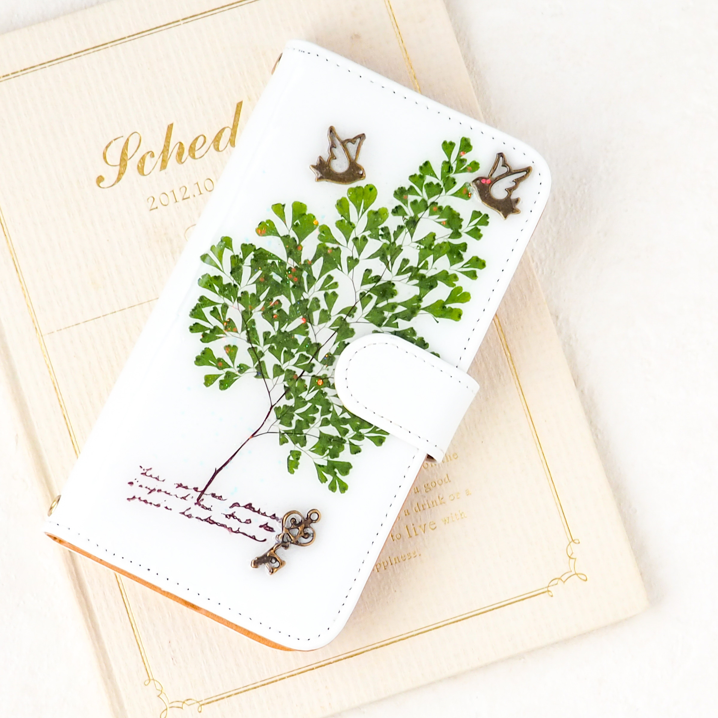 ＊アジアンタムとアンティークチャームの押し花ケース＊(手帳) 186' ＊iPhone17対応可・押し花スマホケース