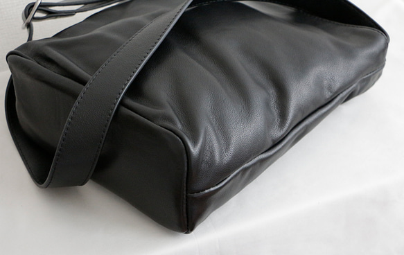 柔らかい本革カジュアルなショルダーバッグ軽い収納バッグファスナー付き肩がけ通勤バッグ黒 5枚目の画像