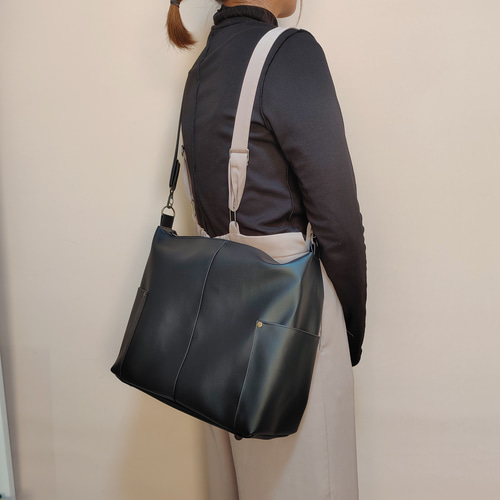 A4対応 仕切りショルダーバッグ（ブラックpvcレザー） ショルダー