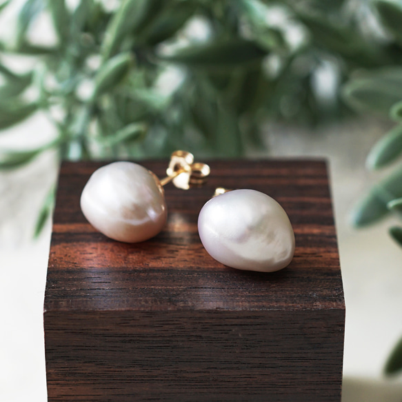 良質大粒バロック真珠の一粒ピアス・イヤリング可・サージカルステンレス　～雪明かり 1枚目の画像