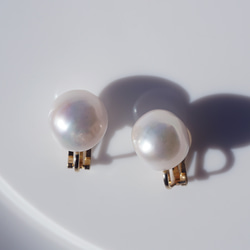 良質大粒バロック真珠の一粒ピアス・イヤリング可・サージカルステンレス　～雪明かり 7枚目の画像