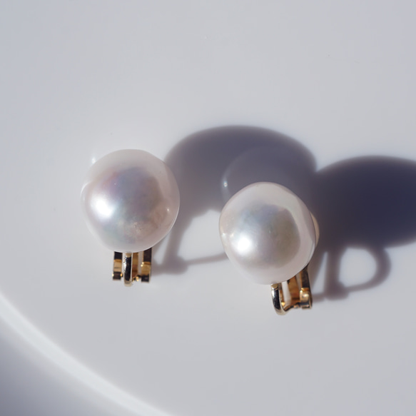良質大粒バロック真珠の一粒ピアス・イヤリング可・サージカルステンレス　～雪明かり 7枚目の画像