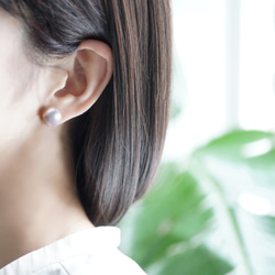 良質大粒バロック真珠の一粒ピアス・イヤリング可・サージカルステンレス　～雪明かり 4枚目の画像