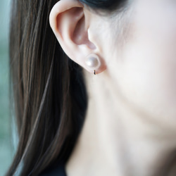 良質大粒バロック真珠の一粒ピアス・イヤリング可・サージカルステンレス　～雪明かり 5枚目の画像