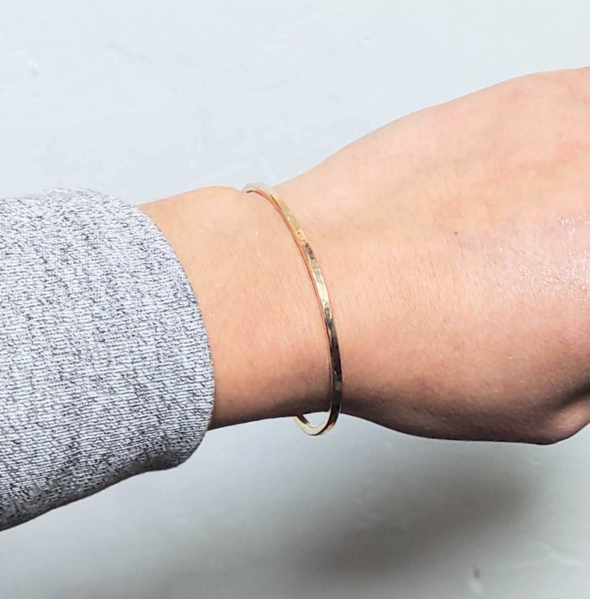 きれいめアンティーク調14kgfバングル鎚目