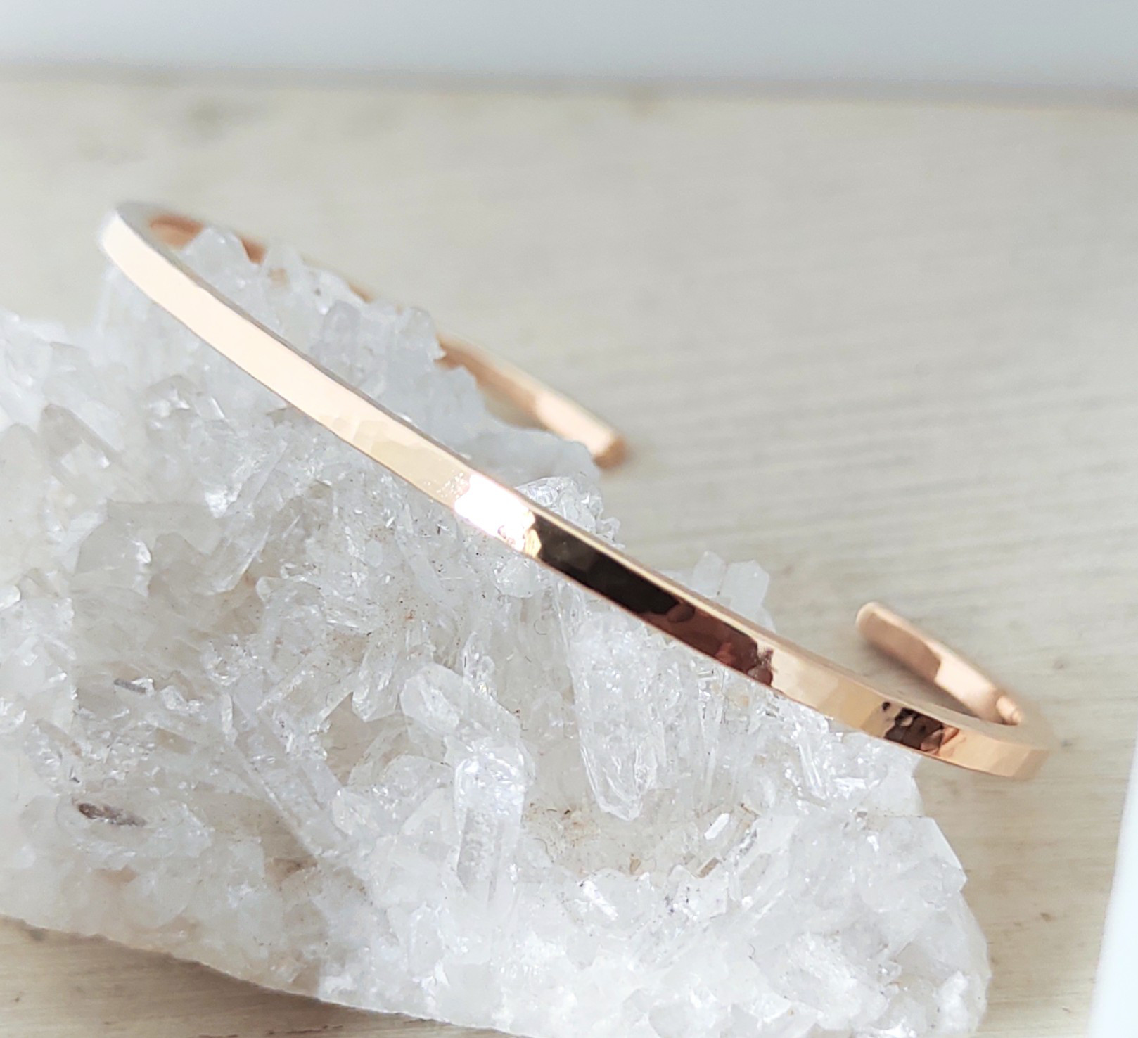 きれいめアンティーク調14kgfバングル鎚目