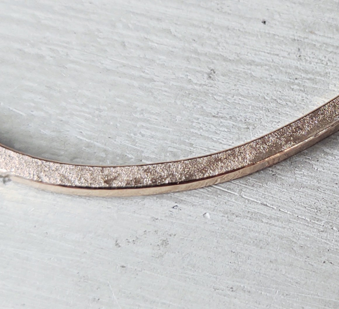 きれいめアンティーク調14kgfバングル鎚目