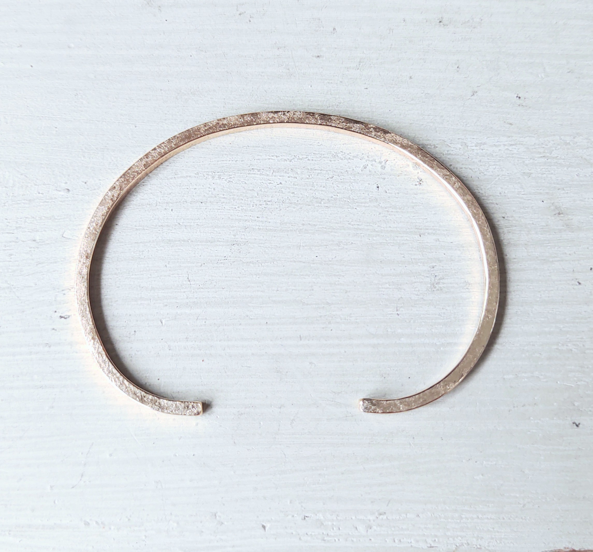 きれいめアンティーク調14kgfバングル鎚目