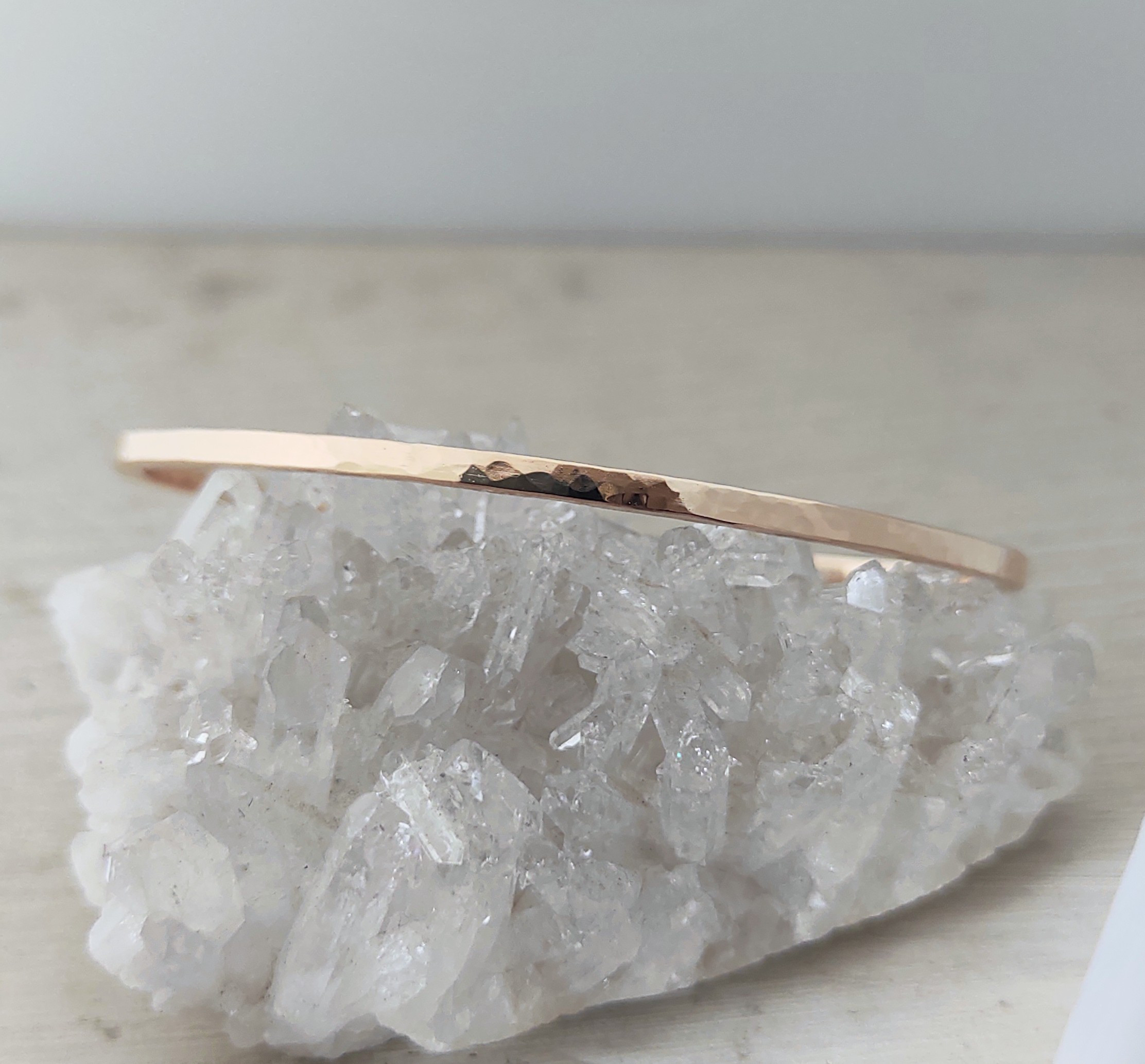 きれいめアンティーク調14kgfバングル鎚目