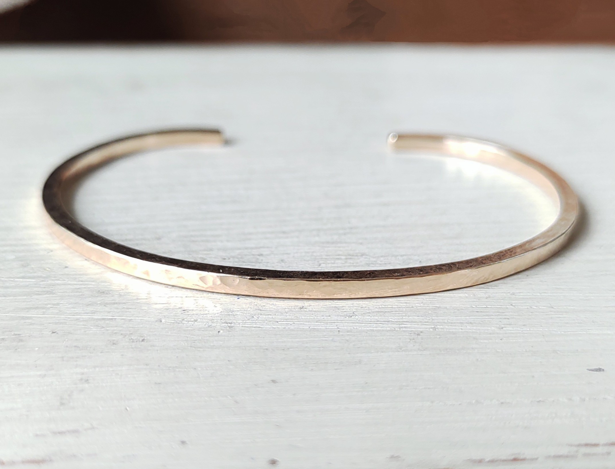 きれいめアンティーク調14kgfバングル鎚目