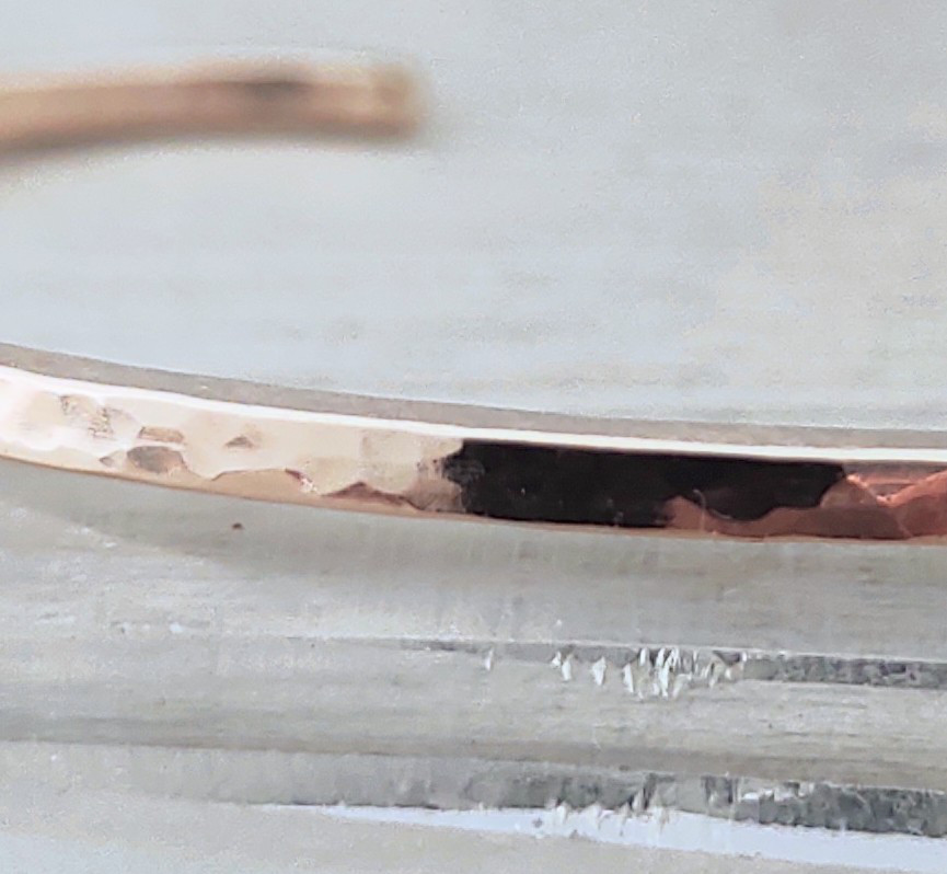 きれいめアンティーク調14kgfバングル鎚目