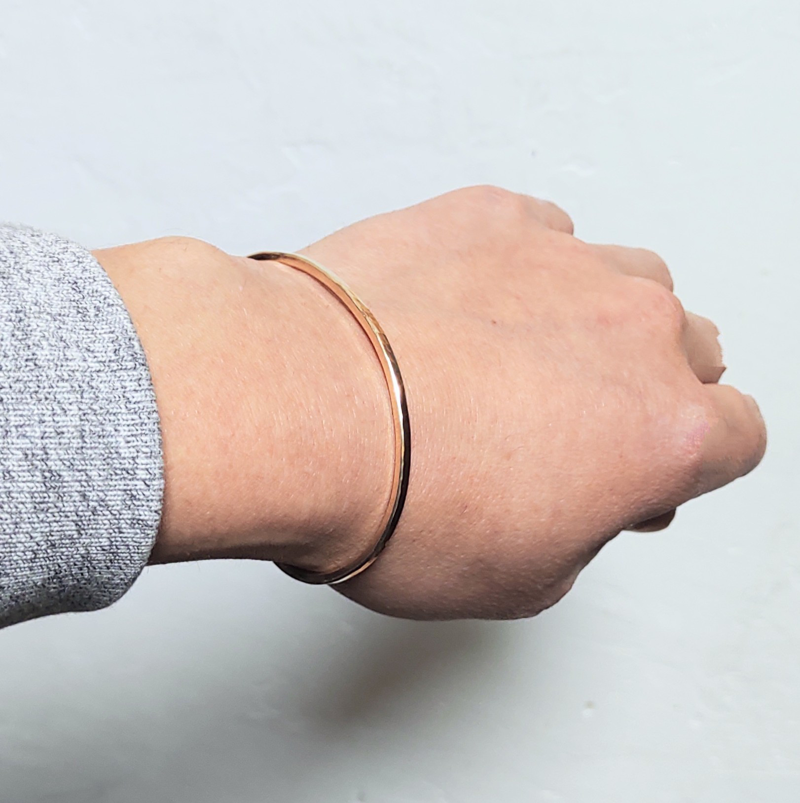 きれいめアンティーク調14kgfバングル鎚目