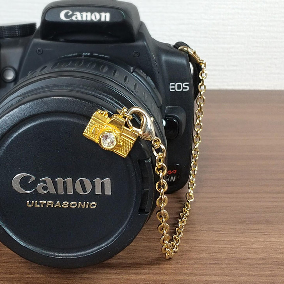 レンズがキラリ☆カメラチャームのレンズキャップストラップ
