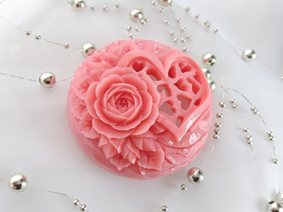 ◆No.72天然石フローライト&マザーオブパールトリプレットカービングチャーム