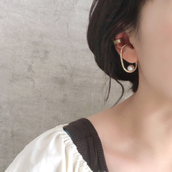 黃銅/珍珠金耳夾，適合入學典禮、畢業典禮和正式場合 第2張的照片