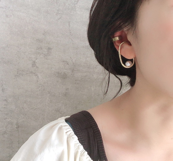 黃銅/珍珠金耳夾，適合入學典禮、畢業典禮和正式場合 第2張的照片