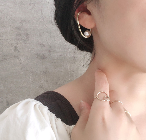 黃銅/珍珠金耳夾，適合入學典禮、畢業典禮和正式場合 第6張的照片