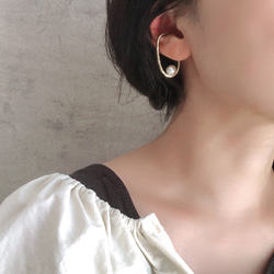 黃銅/珍珠金耳夾，適合入學典禮、畢業典禮和正式場合 第5張的照片