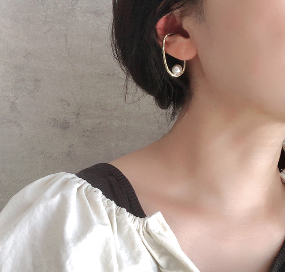 黃銅/珍珠金耳夾，適合入學典禮、畢業典禮和正式場合 第5張的照片