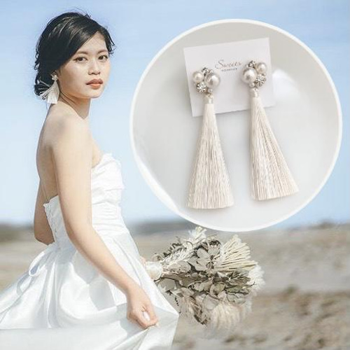 パールビジューとライトシャンパンタッセルピアス・イヤリング  