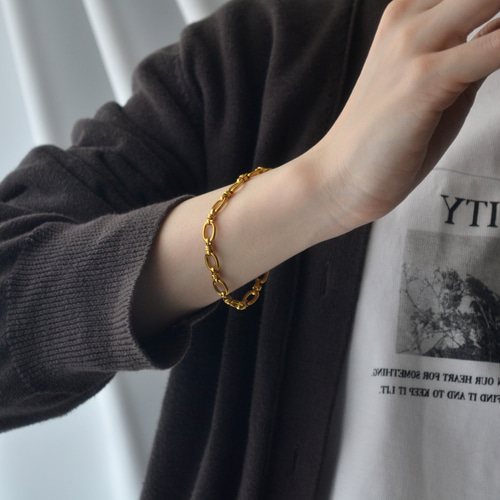 golden figalo』いつものカーディガンにプラス。服の上にも映える  