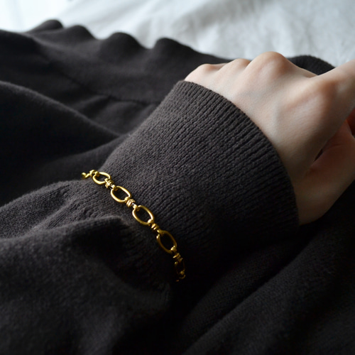 golden figalo』いつものカーディガンにプラス。服の上にも映える  