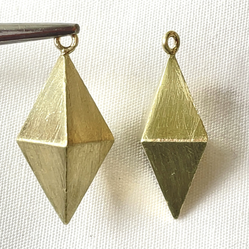 1個] 立体ひし形チャーム(カン付) 真鍮生地 チャーム 日本の部品屋