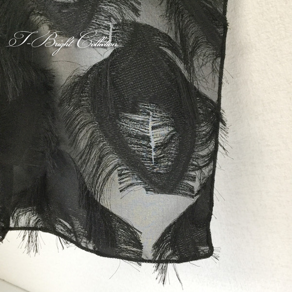 ショール ストール スカーフ 黒 ブラック 羽根のような模様の透け感がある個性的なショール sha-81000 3枚目の画像