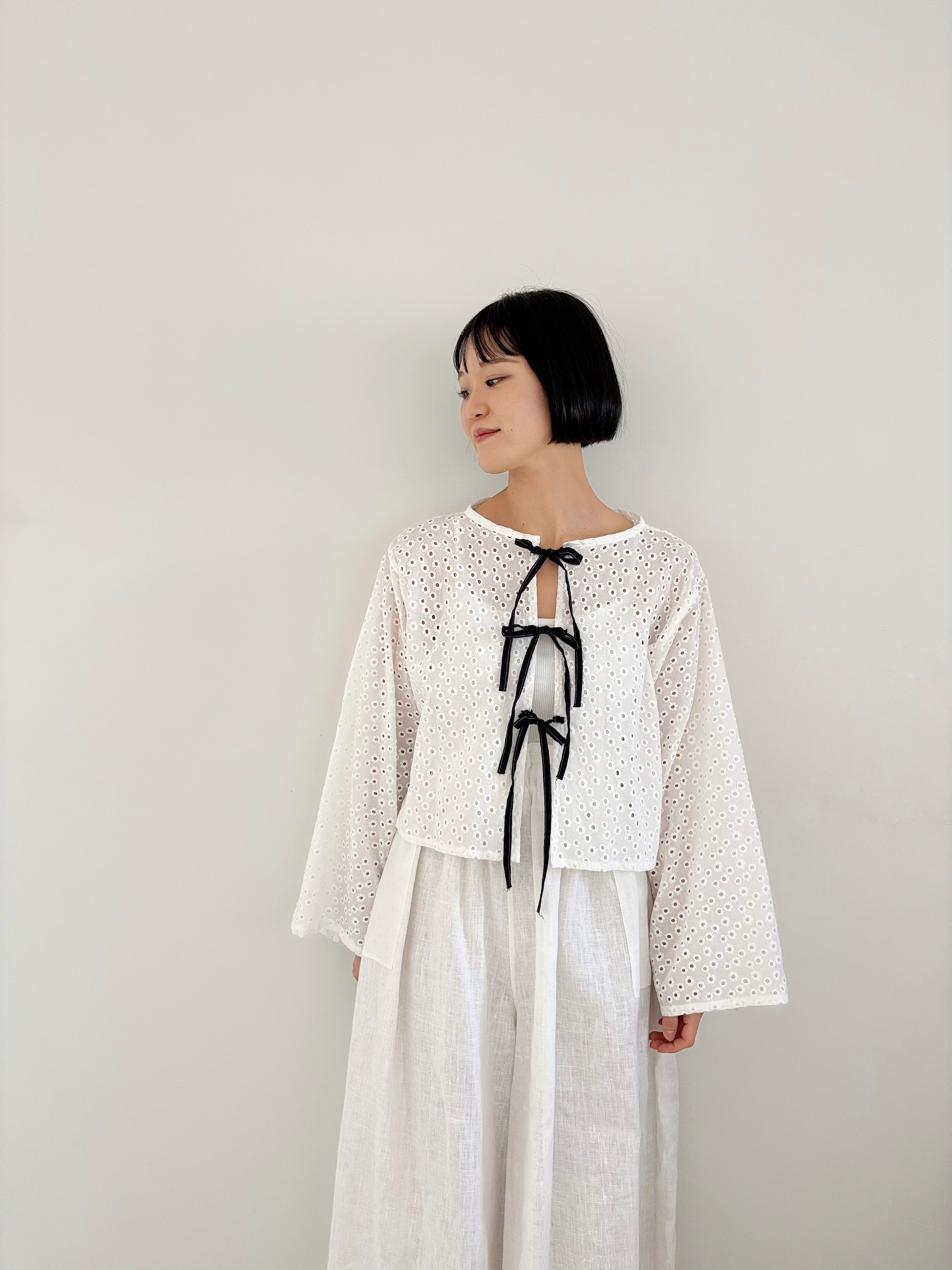 アイレットレースのブラウス